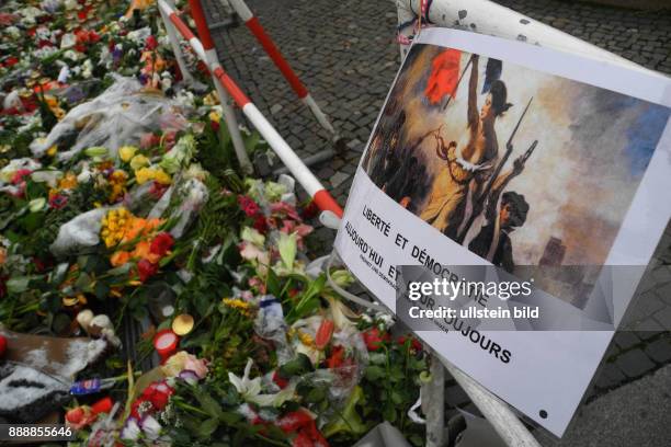 Nach den Terroranschlaegen in der Nacht 13./ in Paris ist auch der Pariser Platz vor der franzoesischen Botschaft weitraeumig abgesperrt. Erste...