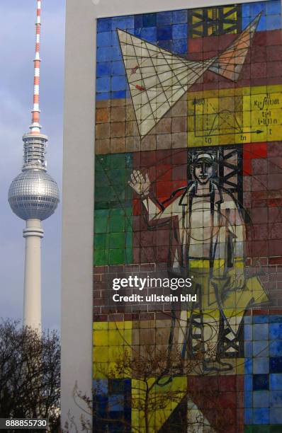 Das riesige Wandbild von Walter Womacka, Der Mensch, das Mass aller Dinge von 1968 am ehemaligen DDR-Bauministerium in der Breiten Strasse, hat die...