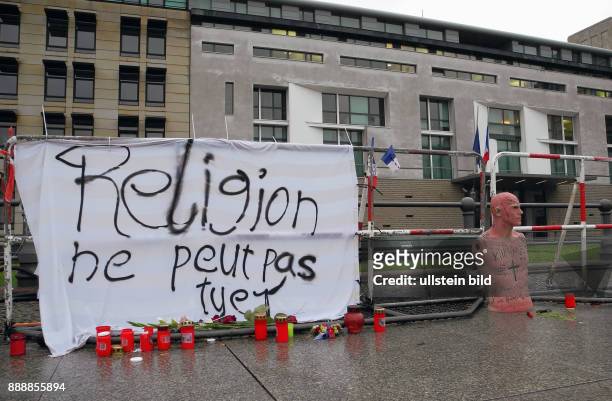 Nach den Terroranschlaegen in der Nacht 13./ in Paris ist auch der Pariser Platz vor der franzoesischen Botschaft weitraeumig abgesperrt. Erste...