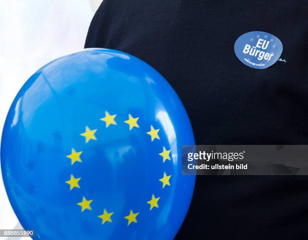 Ein Besucher mit dem sticker "EU Buerger" haelt einen Luftballon beim Tag der offenen Tuer in der Thueringer Staatskanzlei und dem Europafest im am...