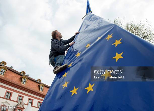 Eine Europafahne an einer Kletterpyramide vor dem Gebaeude der Staatskanzlei beim Tag der offenen Tuer in der Thueringer Staatskanzlei und dem...