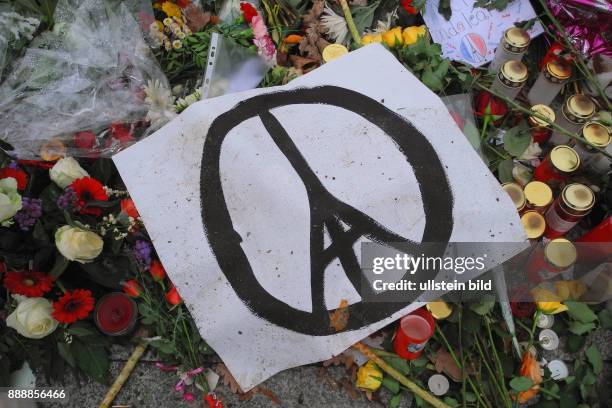 Nach den Terroranschlaegen in der Nacht 13./ in Paris ist auch der Pariser Platz vor der franzoesischen Botschaft weitraeumig abgesperrt. Erste...