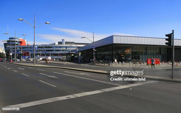 Seit Anfang Februar 2013 wurden hier auf dem Bahnhofsvorplatz Gesundbrunnen die kuenftigen Bauarbeiten fuer den Neubau des Empfangsgebaeudes...