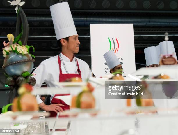 Ein Koch der japanischen Nationalmannschaft waehrend des Aufbaus der Schaustuecke bei der Internationalen Kochkunstausstellung Olympiade der Koeche...