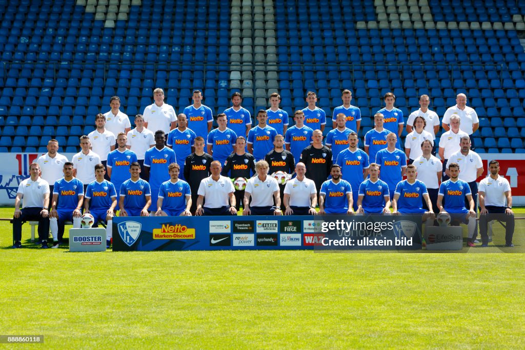 Fussball, 2. Bundesliga, 2016/2017, VfL Bochum, Pressetermin, Teamfoto, Reihe1 v.l. Vereinsarzt Karl-Heinz Bauer, Physiotherapeut Juergen Dolls, Dominik Wydra, Tim Hoogland, Tim Krafft, Nico Rieble, Tom Weilandt, Tom Baack, Zeugwart Andreas Pahl, Zeugwart