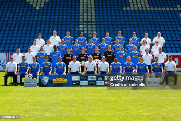 Fussball, 2. Bundesliga, 2016/2017, VfL Bochum, Pressetermin, Teamfoto, Reihe1 v.l. Vereinsarzt Karl-Heinz Bauer, Physiotherapeut Juergen Dolls,...