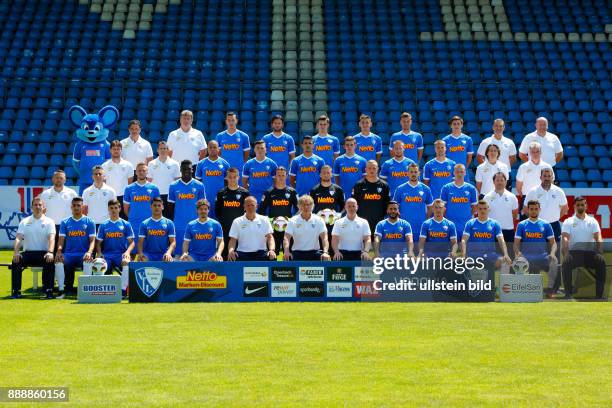 Fussball, 2. Bundesliga, 2016/2017, VfL Bochum, Teamfoto, Reihe1 v.l. Maskottchen, Clubarzt Karl-Heinz Bauer, Physiotherapeut Juergen Dolls, Dominik...