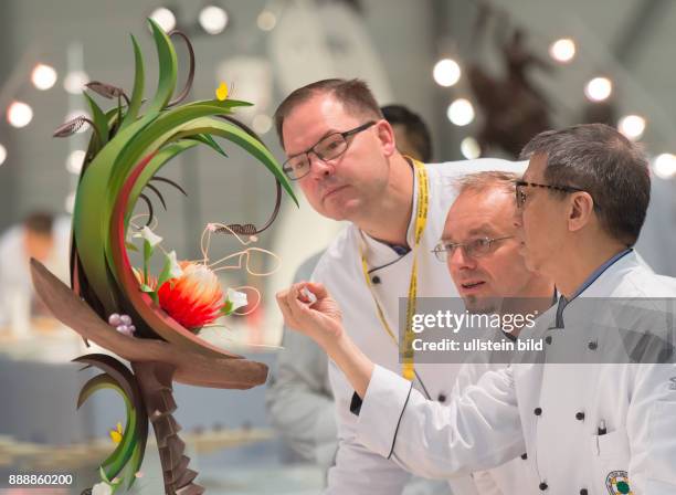 Die Jurymitglieder Leopold Forthofer aus Oesterreich, Mitte, Kenny Kong aus Singapur, rechts, und Magnus Johansson aus Schweden, links, begutachten...