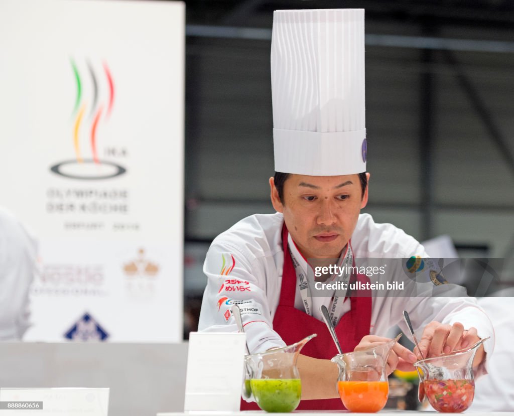 Ein Koch der japanischen Nationalmannschaft waehrend des Aufbaus der Schaustuecke bei der Internationalen Kochkunstausstellung (IKA) Olympiade der Koeche in einer der Messehallen. Rund 1.800 Koeche aus 59 Nationen verwandeln vom 22.10. - 25.10.2016 die Me