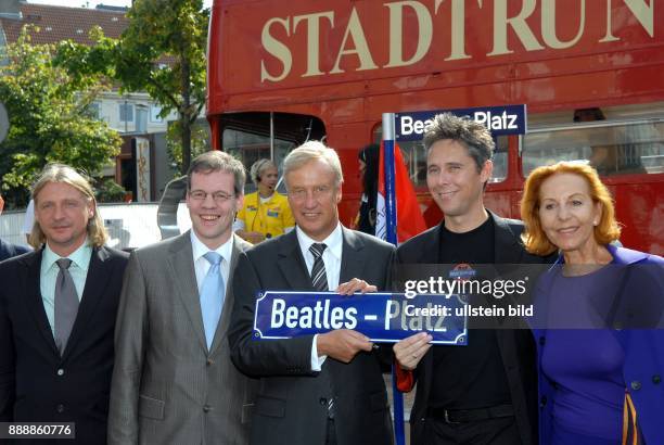 Hamburg - St. Pauli: Einweihung des "Beatles-Platz" . V.l.n.r.: Frank Otto , Markus Schreiber , Ole von Beust , Stefan Heller , Heike Jahr . -