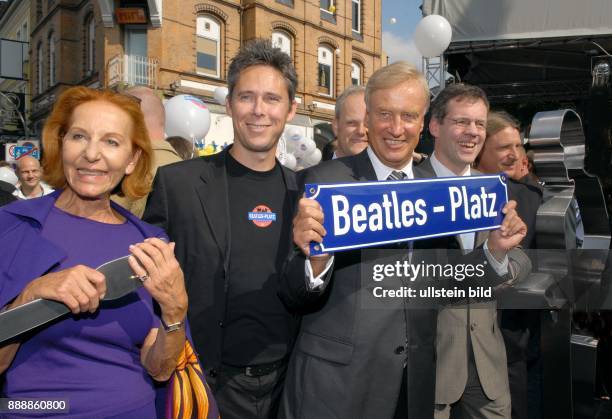 Hamburg - St. Pauli: Einweihung des "Beatles-Platz" . V.l.n.r.: Heike Jahr , Stefan Heller , Ole von Beust , Markus Schreiber . -