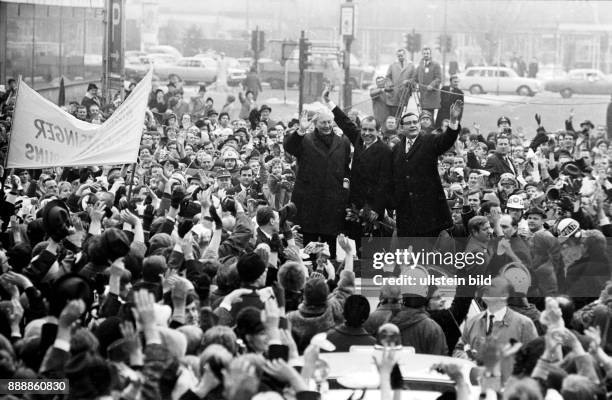 Nixon, Richard - Politiker, Republikaner, USA - Besuch des amerikanischen Praesidenten in West-Berlin, Fahrt im offenen Wafen v.r.n.l. Der Regierende...