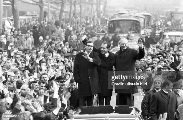 Nixon, Richard - Politiker, Republikaner, USA - Besuch des amerikanischen Praesidenten in West-Berlin, Fahrt im offenen Wafen v.l.n.r. Der Regierende...