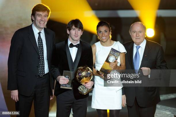 Schweiz Zuerich-Kanton Zuerich - Preisverleihung des 'FIFA Ballon d'Or 2010' : Francois Moriniere , die Ausgezeichneten Lionel Messi und Marta sowie...