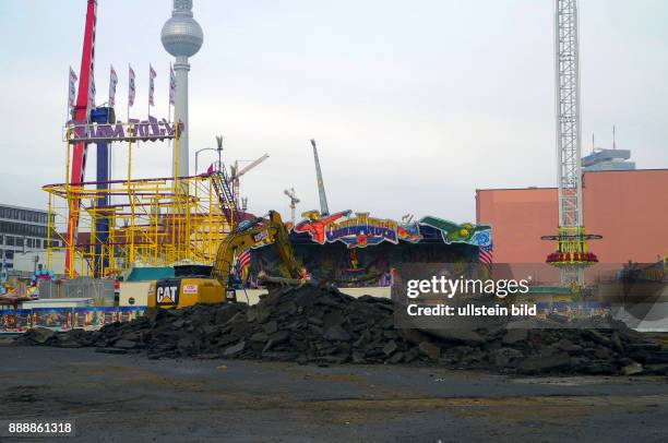 Der ehemals grosse Weihnachtsmarkt an der Alexanderstrasse behauptet sich jetzt als Mini-Version zwischen zwei Baustellen- Erschliessungen. Die...