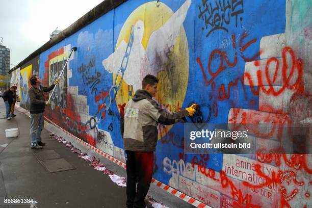 Die East Side Gallery ist laengster erhaltener Abschnitt der Berliner Mauer am Originalplatz. 105 Originalkunstwerke von 118 Kuenstlern aus 21...