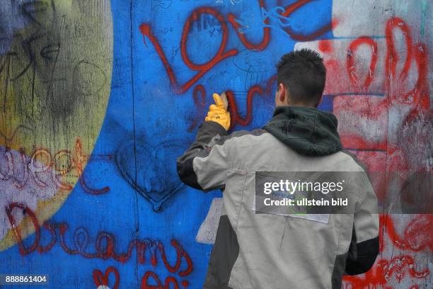 Die East Side Gallery ist laengster erhaltener Abschnitt der Berliner Mauer am Originalplatz. 105 Originalkunstwerke von 118 Kuenstlern aus 21...