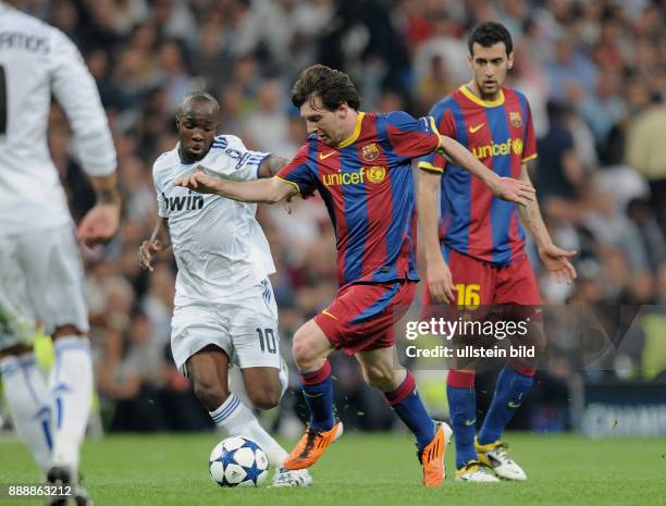 Spanien Madrid Madrid - UEFA Champions League, Saison 2010/2011, Halbfinal-Hinspiel, Real Madrid - FC Barcelona 0:2 - Barcelonas Lionel Messi auf dem...