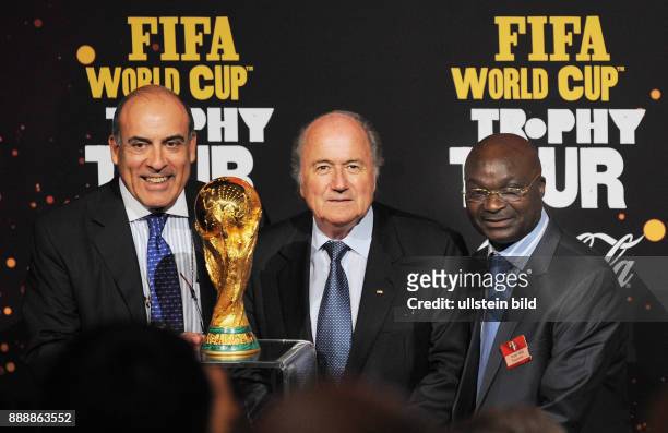 Blatter, Joseph - Praesident, FIFA, Schweiz - mit dem WM-Pokal neben Muhtar Kent , Vorstandsvorsitzender Coca-Cola, und dem ehemaligen...