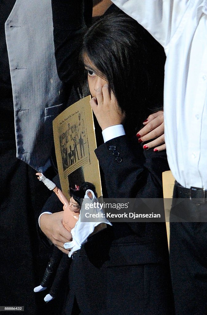 Memorial Service For Michael Jackson Draws Thousands Of Fans And Mourners