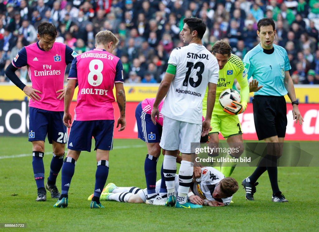 Sports, football, Bundesliga, 2016/2017, Borussia Moenchengladbach versus Hamburger SV 0:0, Stadium Borussia Park, Andre Hahn (MG) injured by a collision with keeper Rene Adler (HSV), f.l.t.r. Albin Ekdal (HSV), Lewis Holtby (HSV), team leader Lars Stindl