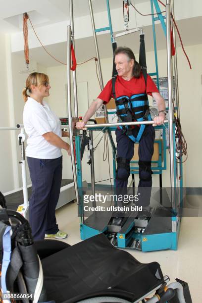 Gangtrainer - Physiotherapeutin Anne Wagner und Patient Freimut Lucht 65 J.