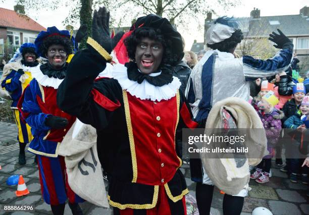 The Netherlands, Voorschoten: Sinterklaas , Zwarte Piet and his assistants are important figures in the imagination of children, such as here in the...