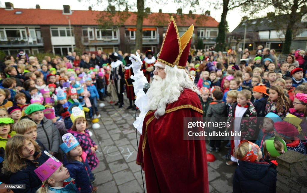 NLD, The Netherlands, Voorschoten: Sinterklaas (St. Nicholas), Zwarte Piet and his assistants are important figures in the imagination of children, such as here in the Rainbow School (primary school with nursery school) in the small town of Voorschoten n