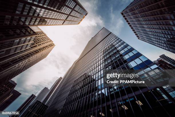 manhattan skyscapers wall street financial district new york city - distretto finanziario di manhattan foto e immagini stock