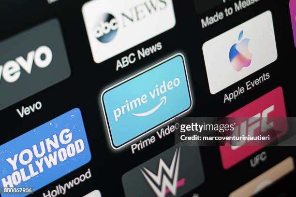 amazon prime video-app auf dem apple tv 3. generation - amazon devices stock-fotos und bilder