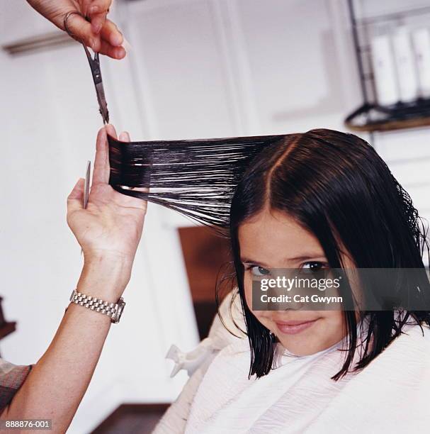 girl (6-8) getting haircut - schwarzes haar stock-fotos und bilder