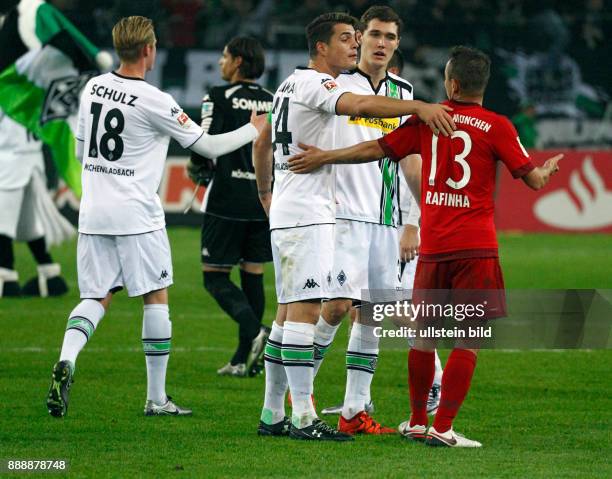 Sports, football, Bundesliga, 2015/2016, Borussia Moenchengladbach versus FC Bayern Muenchen 3:1, Stadium Borussia Park, final whistle, f.l.t.r....