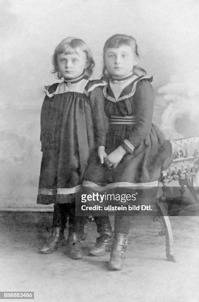 Portrait von zwei Mädchen Originalaufnahme im Archiv von ullstein bild
