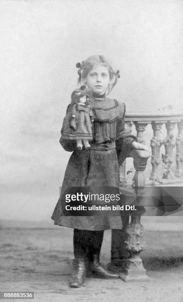 Portrait von einem Mädchen mit seiner Puppe Aufnahme: A. Jandorf & Co. Originalaufnahme im Archiv von ullstein bild