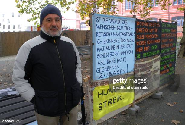 Ein Demonstrant ist seit mehreren Jahren im Hungerstreik auf dem Werderschen Markt gegenueber dem AA. Er ist fast taeglich vor Ort, er ist Deutscher...