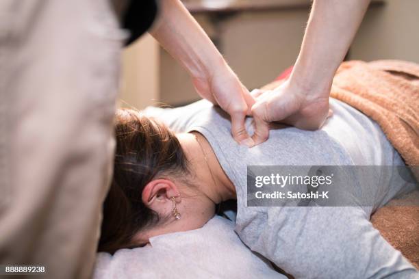 婦女在沙龍接受按摩 - 養生療法 個照片及圖片檔