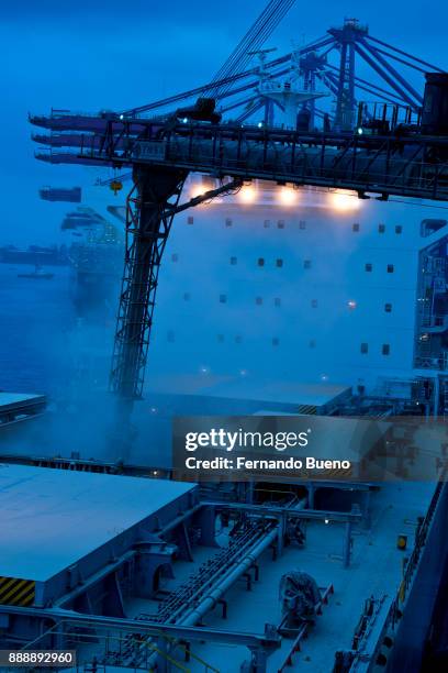 carregamento de de navio com soja - navio stock pictures, royalty-free photos & images