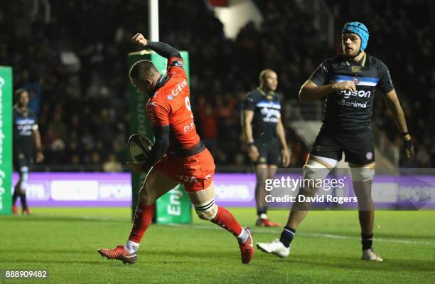 Alby Mathewson of Toulon celebrates after scoring their second try during the European Rugby Champions Cup match between RC Toulon and Bath Rugby at...
