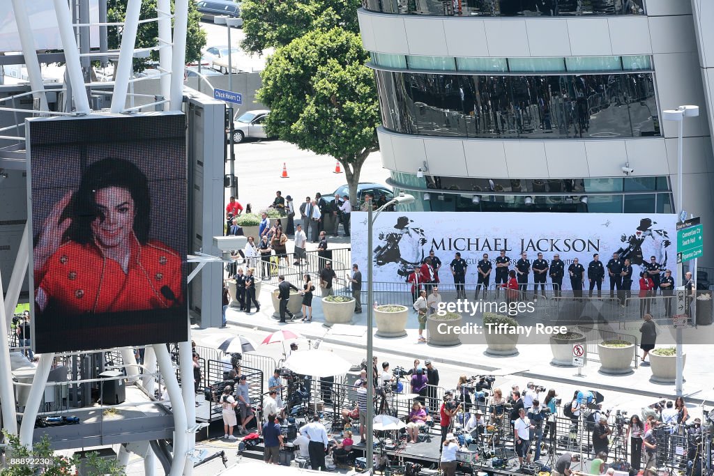 Memorial Service For Michael Jackson Draws Thousands Of Fans And Mourners