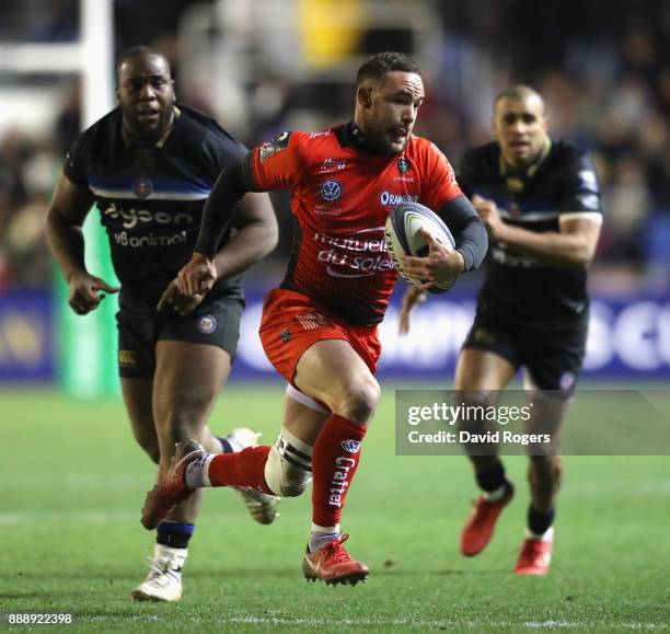 Alby Mathewson of Toulon breaks with the ball during the European Rugby Champions Cup match between RC Toulon and Bath Rugby at Stade Felix Mayol on...