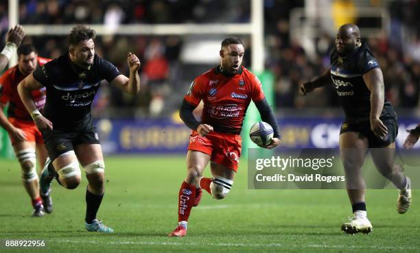 Alby Mathewson of Toulon breaks with the ball during the European Rugby Champions Cup match between RC Toulon and Bath Rugby at Stade Felix Mayol on...