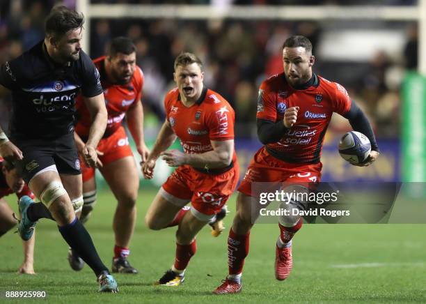 Alby Mathewson of Toulon breaks with the ball during the European Rugby Champions Cup match between RC Toulon and Bath Rugby at Stade Felix Mayol on...