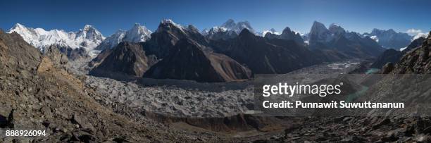 panoramic view of himalaya mountains range from gokyo ri, everest region, nepal - gokyo ri stock-fotos und bilder