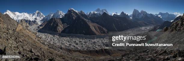 panoramic view of himalaya mountains range from gokyo ri, everest region, nepal - kangtega foto e immagini stock