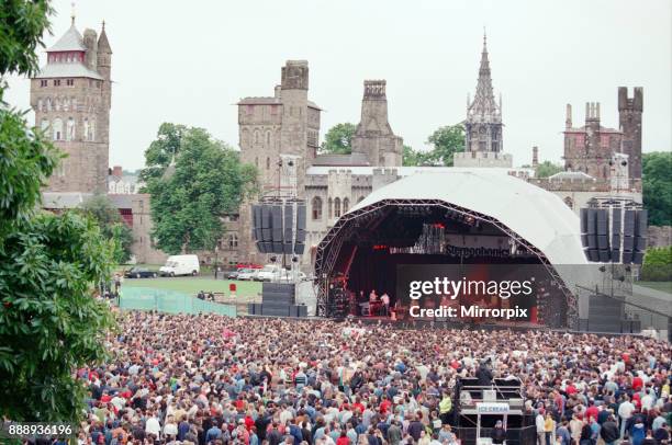 Welsh rock band Stereophonics performing at Cardiff Castle, 12th June 1998.