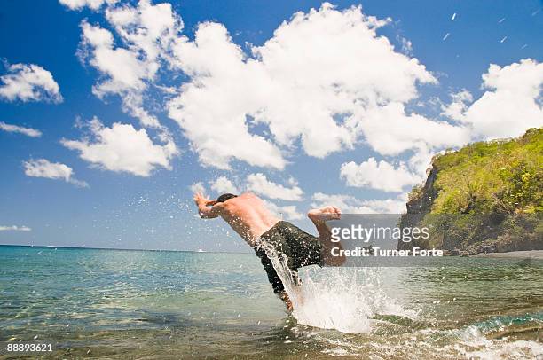 man dives into ocean - turner forte stockfoto's en -beelden