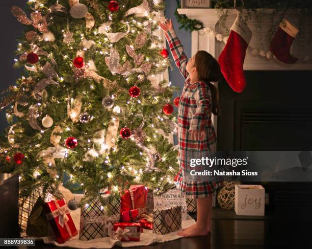 young girl with brown hair by the christmas tree - southern christmas 個照片及圖片檔
