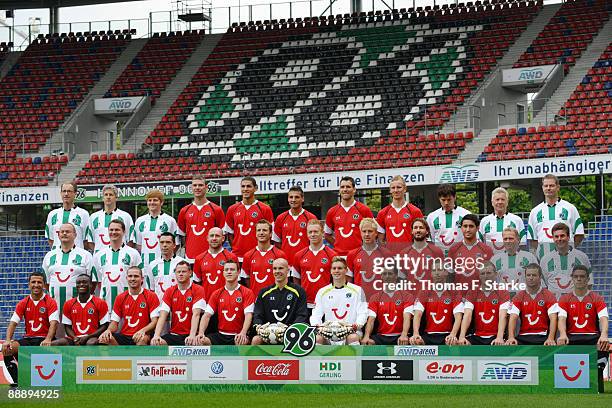 The team of Hannover 96 physiotherapist Ralf Blume, physiotherapist Markus Witkop, physiotherapist Bjoern Pabel, Vinicius Bergantin, Leon Balogun,...