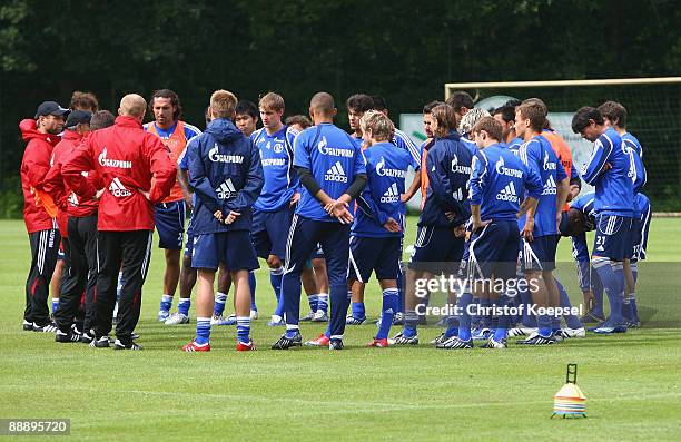 Head coach Felix Magath talks to the team during the Schalke training session on training ground at the "Aselager Muehle" Hotel on July 8, 2009 in...