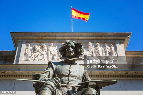 estatua de velázquez con la bandera de españa. madrid - el prado museum fotografías e imágenes de stock